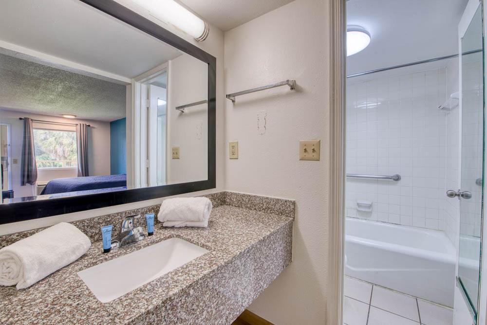 Zen Living Suites Extended Stay - Jacksonville - University Blvd Esterno foto